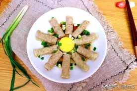 猪肉换个做法，卷一卷上锅蒸10分钟，油润鲜香，比香肠还好吃图片