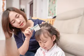 青春期的女儿，你应该如何引导她正确地面对初潮图片