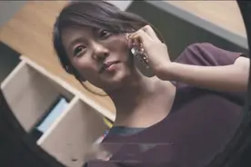 镜中暗藏摄像头，逼死漂亮女孩，真相是她罪有应得——《魔镜》图片
