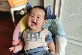 豆儿哥坐上豆儿妈用奶粉罐做的小沙发好开心图片