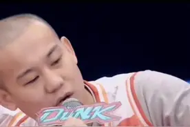 曹芳说草根比职业挣得多被万胜伟怒怼：你能干啥？我们不要你图片