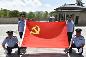 重温入党誓词 立足岗位奉献图片