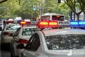 惊险！深夜遇陌生男敲门，女子教科书式操作躲过“入室抢劫”图片