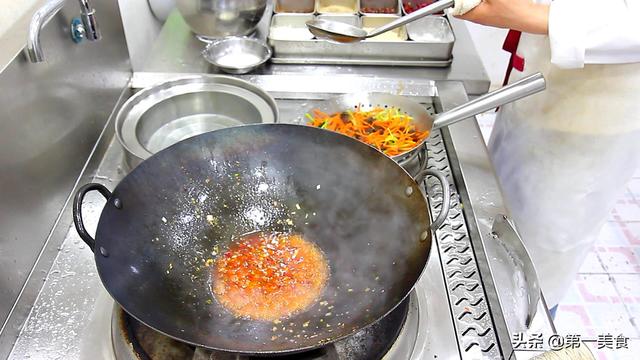 大厨教你做正宗的鱼香肉丝，常见的食材，全程细致的解说
