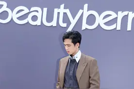 从霸道总裁穿越到秀场贵公子，拥有男模身材的利晴天太养眼图片