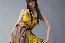 她被称为“中国泫雅”，黄色吊带裙加深棕风衣，潮酷街头范儿十足图片