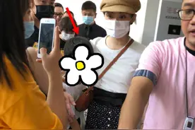 孙俪携子女亮相，8岁等等身高直逼妈妈肩膀图片