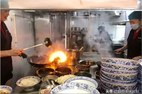 杭州面条界的排队王，老板规矩多客人还常来，排队2小时也吃得欢图片