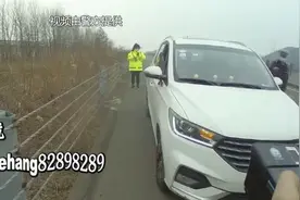 高速上开车，他把烟头掉车里了！停车找烟头，结果被罚7200元，还得拘留20天！为啥？图片