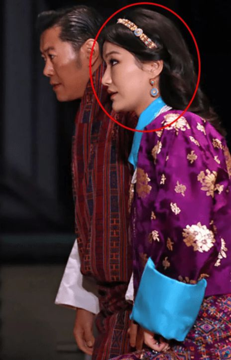 泰国最美王妃：婆婆不给王冠她戴发卡更惊艳，当嫂子还得跪小姑子