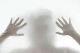 小说：村里接连遇诡异之事，我连忙抓只大公鸡躲进屋里，只为避邪图片