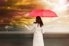 女朋友问你喜欢我什么怎么回答？说什么都喜欢的人并不讨喜图片