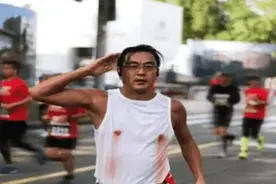 为什么有人说跑马拉松时一定要贴“乳贴”？不贴会有什么后果？图片