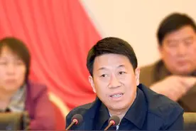 “街头捡垃圾”的市委书记被查，曾推行群众评议一年罢免十多个官图片