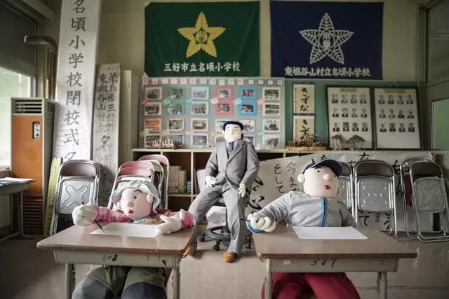 日本有个恐怖村庄,奶奶按照逝者原型做了300个人形,日夜陪自己