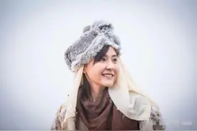 哈萨克族美女，机场穿吊带被全网怒骂，痛失白玉兰奖的热依扎行吗图片