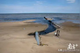 南方曝光台 | 金海岸变黑沙滩！VR视频直击湛江吴川废水直排大海图片