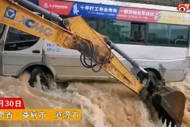 惊险一幕！村民用挖掘机洪水中挡住客车救下14人，网友：幸亏有你图片