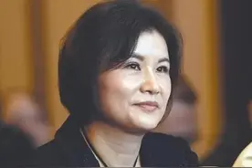 这三位女富豪，身价几百亿，却只喜欢戴翡翠图片