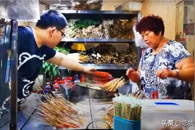阿姨街头卖“串串”小吃，一元一根价廉物美，食客：一锅不够卖图片