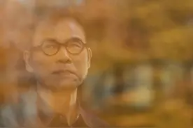这个有着公鸭嗓的老男人，曾是华语流行乐坛最叛逆的偶像，掀起一阵黑色风暴，影响了一代文艺青年的青春图片