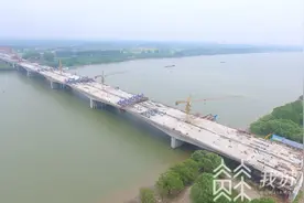 江苏首条新建八车道高速 五峰山过江通道南北公路接线工程实现主线半幅贯通图片