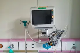 14岁患病少年独自挂点滴，咸阳热心宝爸主动帮他上厕所：激素导致他浑身水肿、增重了100斤图片