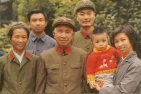 粟裕写了一封情书，楚青当着送信人的面撕掉，考验两年后嫁给粟裕图片
