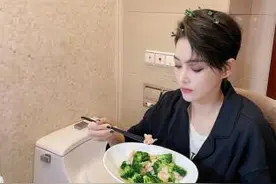 33岁张馨予豪宅曝光！奢华内景显富贵，自己却在马桶旁吃饭图片