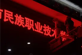 吓人！学校大门上方现水桶大马蜂窝，消防员驾登高云梯车摘除图片