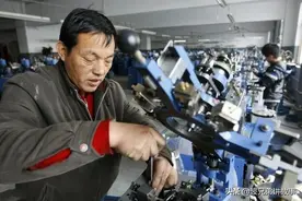 工厂老师傅：加班通宵修机器，第2天看到公告，还以为看错了图片