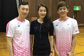 38岁谢杏芳气质全开，蓝色上衣搭配牛仔半身裙，很好凸显优雅气质图片