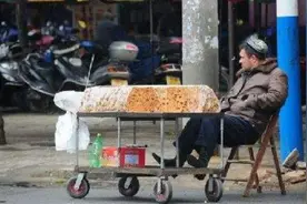 切糕开始“明价”卖了，一两5块为何还是没人买？游客：怕有套路图片