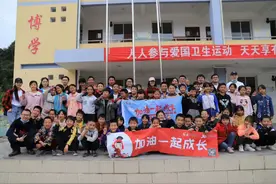 38岁的他是一群人心中的“舵主”，用相片记录每一个乡村儿童纯真的笑容！图片