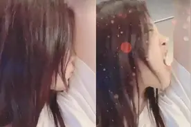​ 杨超越又现恶趣味，闻腋下被吐槽太低级，村花人设博眼球？图片