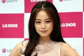 四十岁的韩国女星金泰熙，一身公主短裙仿佛冻住了年龄图片