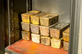 中国暂停黄金进口后，数千吨黄金流入中国，美国的黄金库疑云四起图片