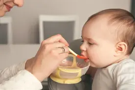 宝宝早饭先喝奶还是先吃辅食？儿科专家：顺序不对影响肠胃消化图片