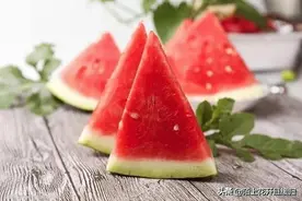 有白籽的西瓜是不是一定被催熟的？能不能吃？最全解答看这里图片