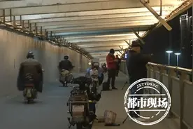 太危险！南昌大桥上扎堆钓鱼，一字排开有二三十人图片