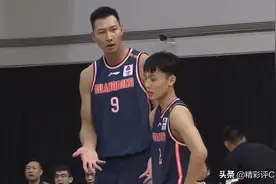 易建联急了！落后11分，发球踩线后，怒骂00后小将并摔球发泄不满图片