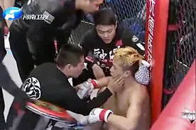 一记后手拳直接将闫博终结，这下中国大魔王输的太惨了