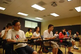 招聘会上HR直说：对不起，我们只招收名校毕业生，985毕业优先图片
