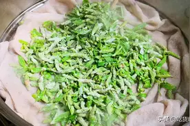 蒸野菜，可别只会加面粉，99岁奶奶用了70年的做法，出锅太香了图片