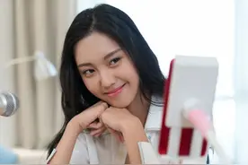 38岁女子沉迷美颜后的自己：丈夫和孩子配不上我，我要嫁给富二代图片