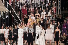 香奈儿历史上第一位专属模特，60岁了，依旧美得冒泡图片