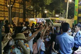 上海网红民警CP现身网红夜市吆喝摆摊，人气爆棚！这是……发展副业？图片
