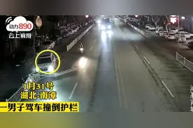 襄阳一越野车蛇形走位，连撞护栏逃逸图片