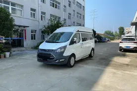 这辆定制版福特新全顺房车，后置厨卫布局，车主的想法与众不同图片
