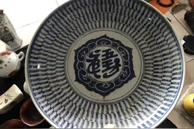山西古玩市场发现一个奇特的瓷碗 说是古董上面的字谁都认不出来图片